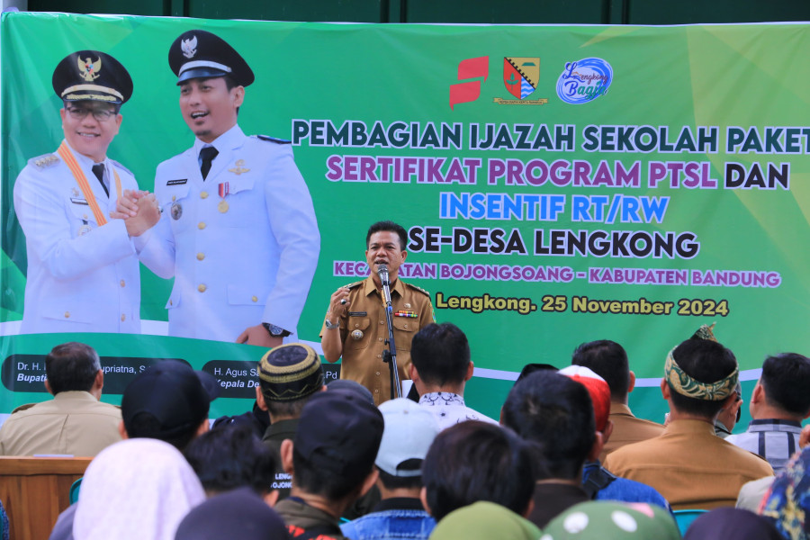 Bentuk Perhatian Pemerintah, Bupati Bandung Serahkan Ijazah Paket A, B dan C, serta Sertifikat PTSL dan Insentif RT/RW di Desa Lengkong